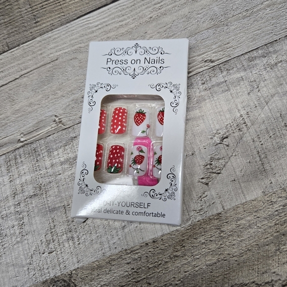 Strawberry Pattern Press-On Nail Set - Picture 1 of 10